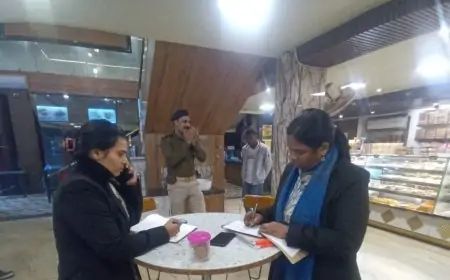 Bokaro Inspection: बोकारो में मिठाई दुकानों पर SDO और FSO की छापेमारी, सैंपल जांच के लिए भेजे गए!
