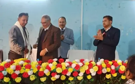 SaraiKela Retirement – प्रधान लिपिक दीपक मिश्रा को दी गई भावभीनी विदाई, 27 साल का सराहनीय कार्यकाल पूरा