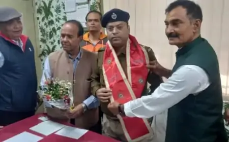 Jamshedpur Police: Tata Nagar Police में नव पदस्थ थाना प्रभारी का स्वागत, शांति समिति ने किया विश्वास जताने का वादा