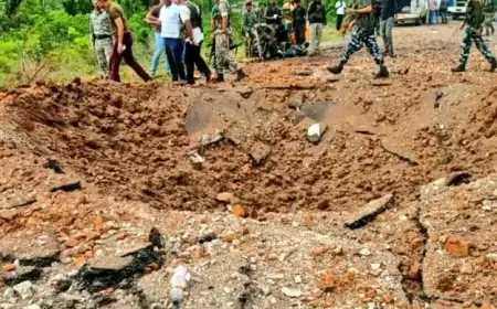 Naxal Attack: सुरक्षाबलों के काफिले पर बड़ा हमला, 8 जवान और ड्राइवर शहीद