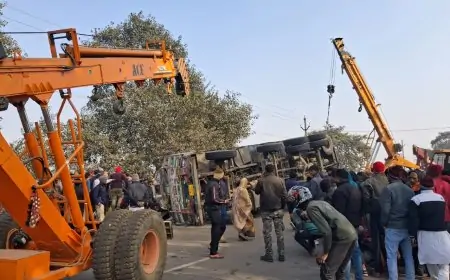 Ramgarh Tragedy: स्कूली बच्चों से भरे ऑटो पर ट्रक पलटा, पांच की मौत, जानें पूरी खबर!