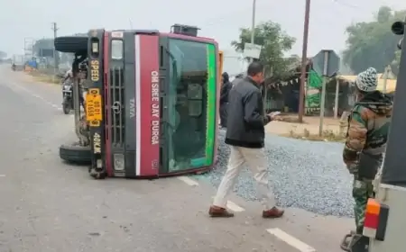 Jamshedpur Truck Accident : Jamshedpur में गिट्टी लदा ट्रक पलटा, चालक और खलासी बाल-बाल बच गए! जानें क्या हुआ