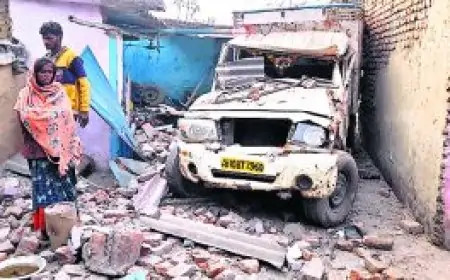 Dhanbad  Pickup Accident :  तेज रफ्तार पिकअप ने मजदूर के घर को बना दिया मलबा, सास की मौत, बहू की हालत गंभीर