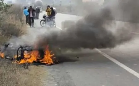 Galudih Fire: चलती ओला ई-स्कूटी में लगी आग, हाईवे पर मचा हड़कंप!