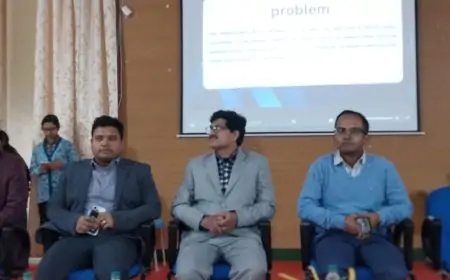 Nawada Startup Day: नवादा में युवाओं को स्टार्टअप की ओर प्रेरित करते हुए डीएम रवि प्रकाश ने कहा – पारंपरिक नौकरियां खत्म, सोच में बदलाव जरूरी!
