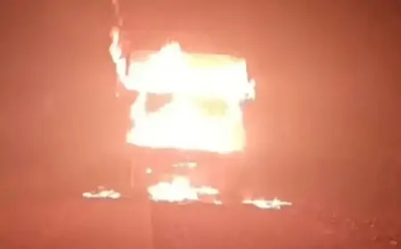 Jamshedpur Fire: श्यामसुंदरपुर में एनएच पर धू-धू कर जला हाइवा, जानें कैसे बची चालक की जान