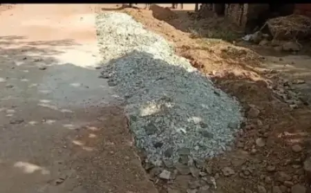Adityapur Poor Construction: डुरांग-कालाझोर सड़क पर सवाल, भ्रष्टाचार की बू और घटिया सामग्री का उपयोग