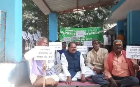 Jamshedpur Strike: आदित्यपुर जल सहियाओं का अनिश्चितकालीन हड़ताल, मांगों को लेकर सड़कों पर उतरीं महिलाएं!