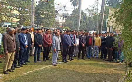 Gorakhpur Tribute: शहीद दिवस पर मंडलायुक्त कार्यालय में गांधी और वीर शहीदों को दी गई श्रद्धांजलि!