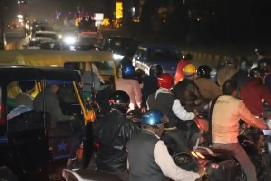 Jamshedpur Traffic Jam: Jubilee Park में पिकनिक के कारण सड़कों पर लगा भीषण जाम, जानें कैसे फंसे लोग!