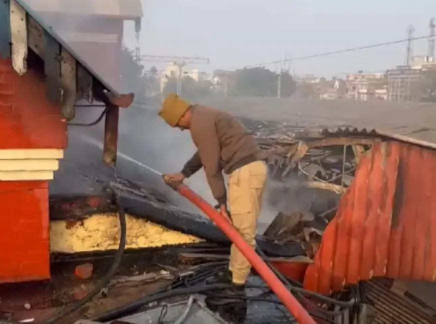 Nawada Fire Incident: रेलवे स्टेशन बिल्डिंग में लगी भीषण आग, रेलवे कार्यालय जलकर राख