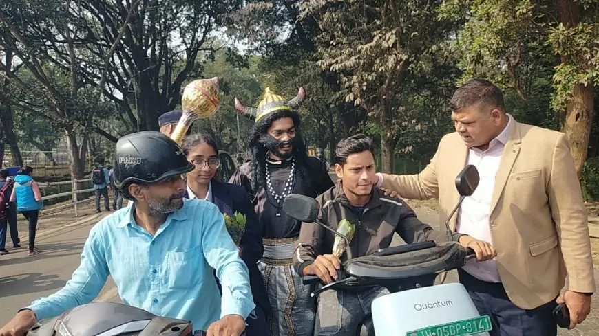 Jamshedpur Traffic Awareness – यमराज का अनोखा अभियान, नियमों की अवहेलना पर बोले, "साथ ले जाऊंगा!