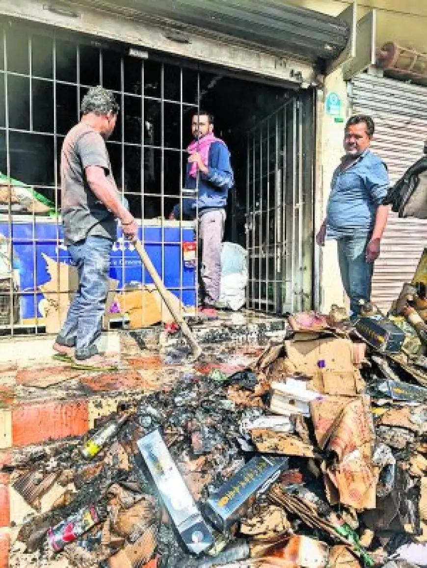 Ranchi Wine Shop Fire: वाइन शॉप में शॉर्ट सर्किट से लगी भीषण आग, 50 लाख की शराब जलकर राख।