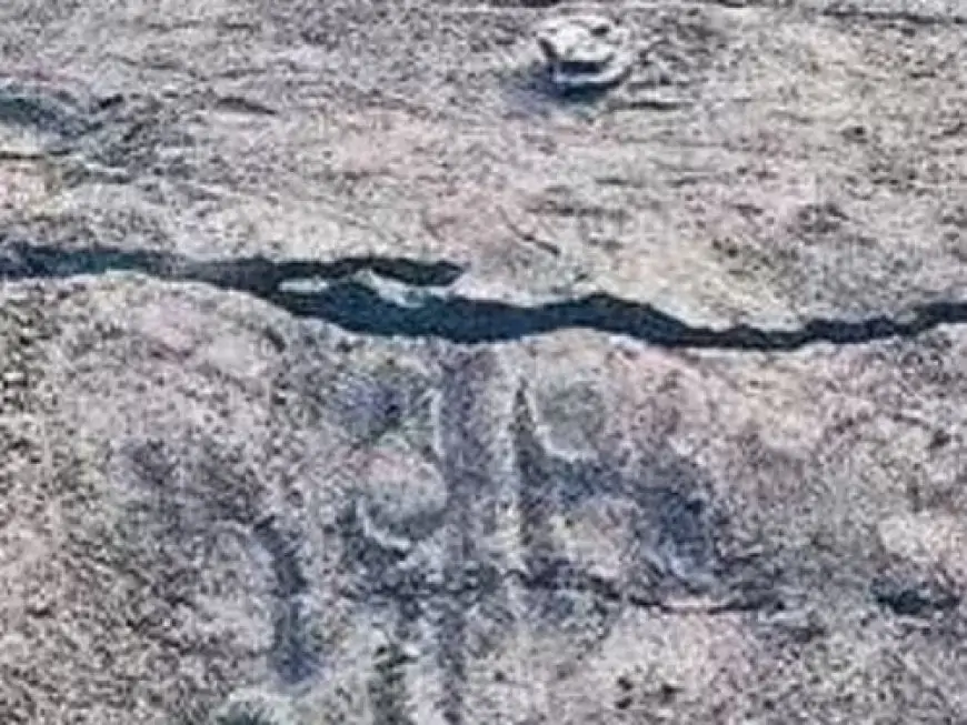 Dhanbad Earth Crack: रहस्यमय आवाज के बाद जमीन फटी, दहशत में पूरा इलाका!