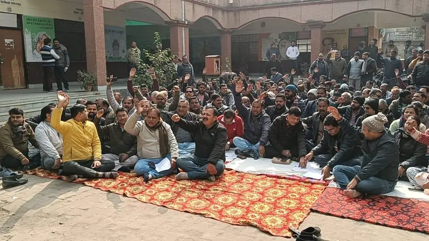 Gorakhpur Protest  : एंटी करप्शन की कार्रवाई के खिलाफ लेखपालों का हल्ला बोल!