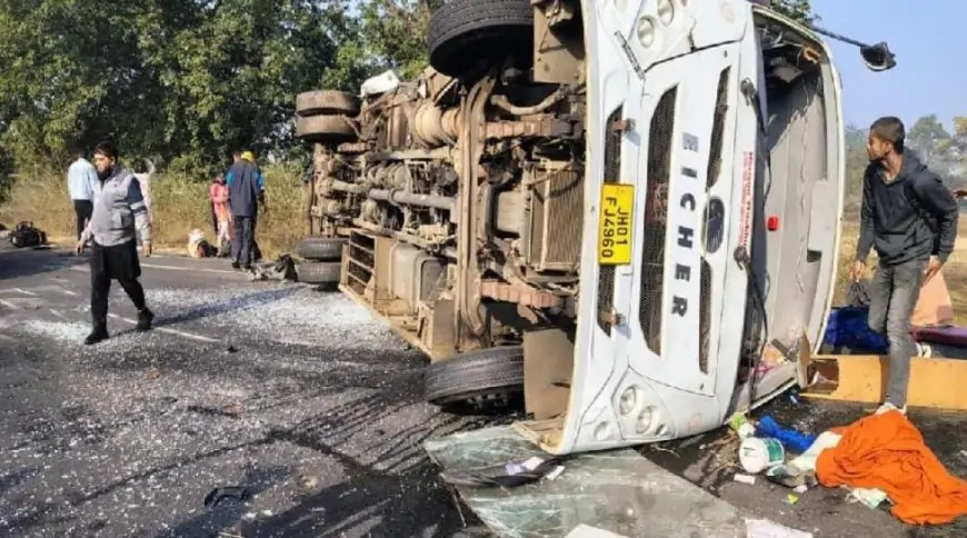 Khunti Bus Accident: यात्रियों से भरी बस पलटी, कई घायल, दबे यात्रियों को निकालने में जुटे लोग