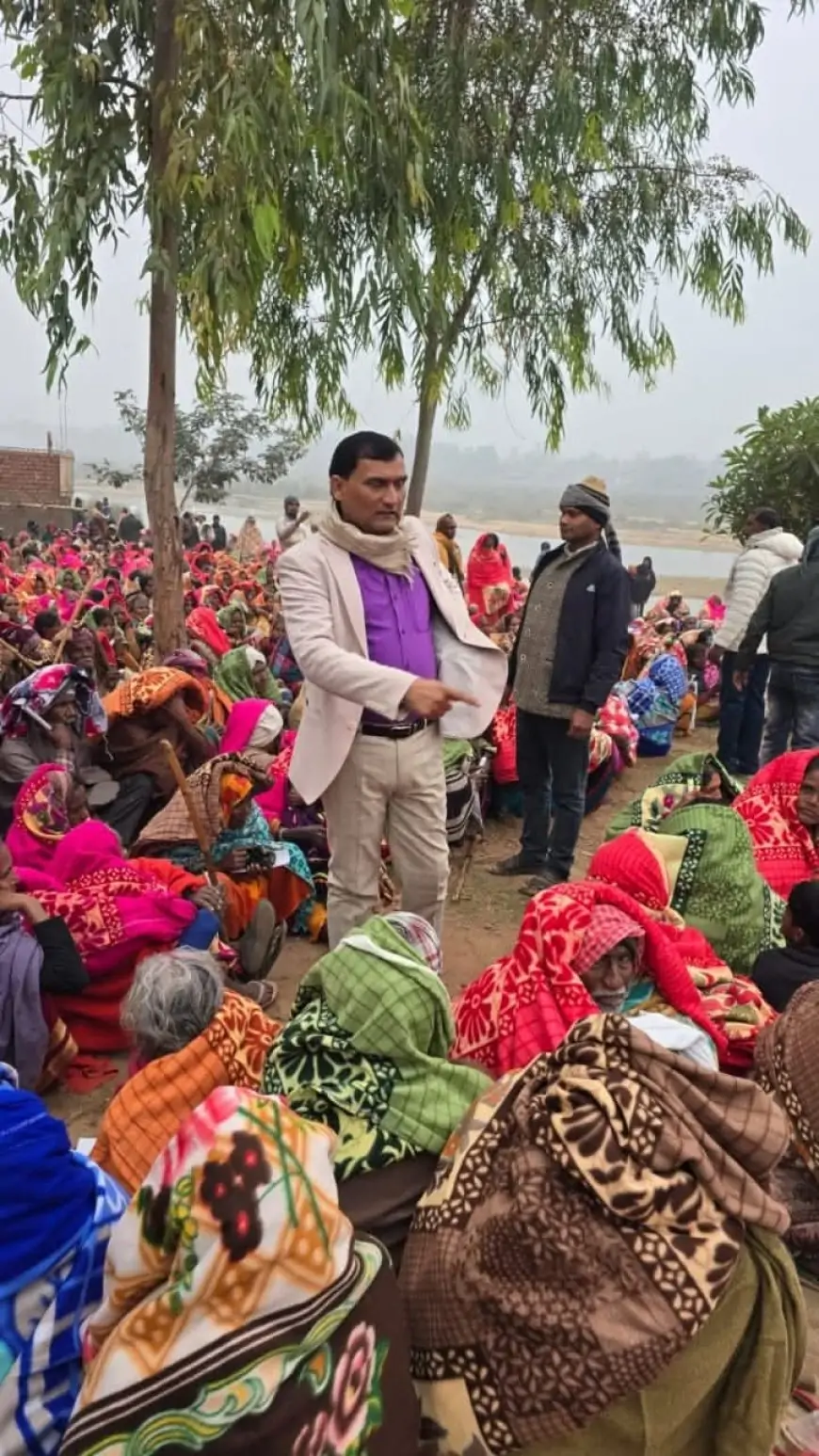 Nawada Kadirganj Blanket Distribution : Nawada कादिरगंज में डॉ. अनुज सिंह ने जरूरतमंदों के बीच बांटे हजारों कंबल, सर्दी से बचने का किया प्रयास