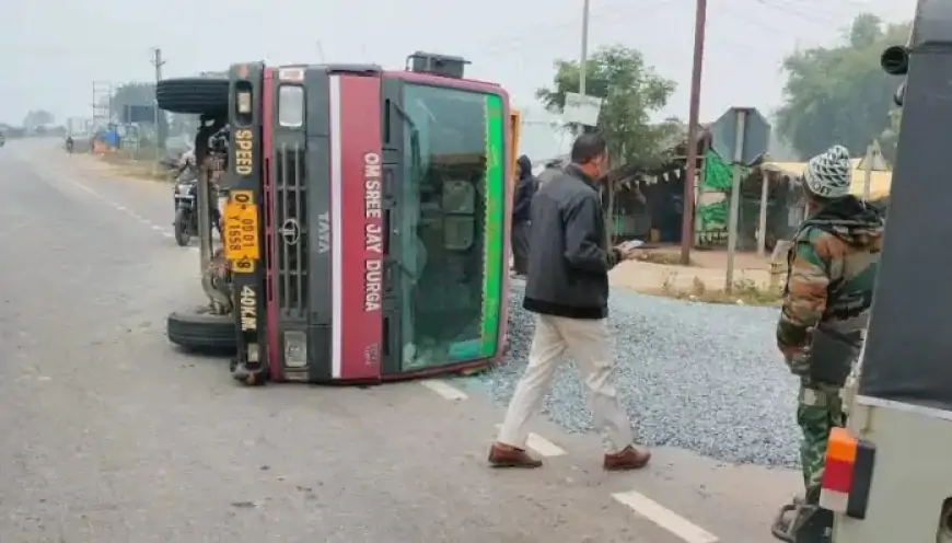 Jamshedpur Truck Accident : Jamshedpur में गिट्टी लदा ट्रक पलटा, चालक और खलासी बाल-बाल बच गए! जानें क्या हुआ