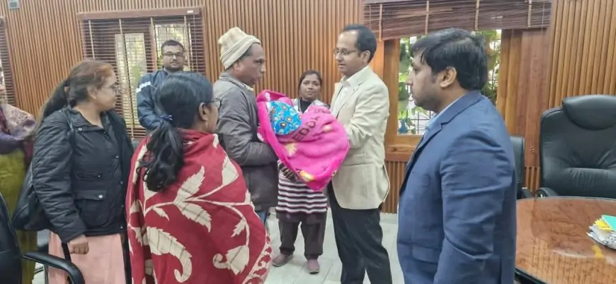 Nawada Adoption Joy: नवादा में दंपति ने शिशु को गोद लेकर जताई खुशी, जानिए कैसे पूरी हुई उनकी सालों की इच्छा!