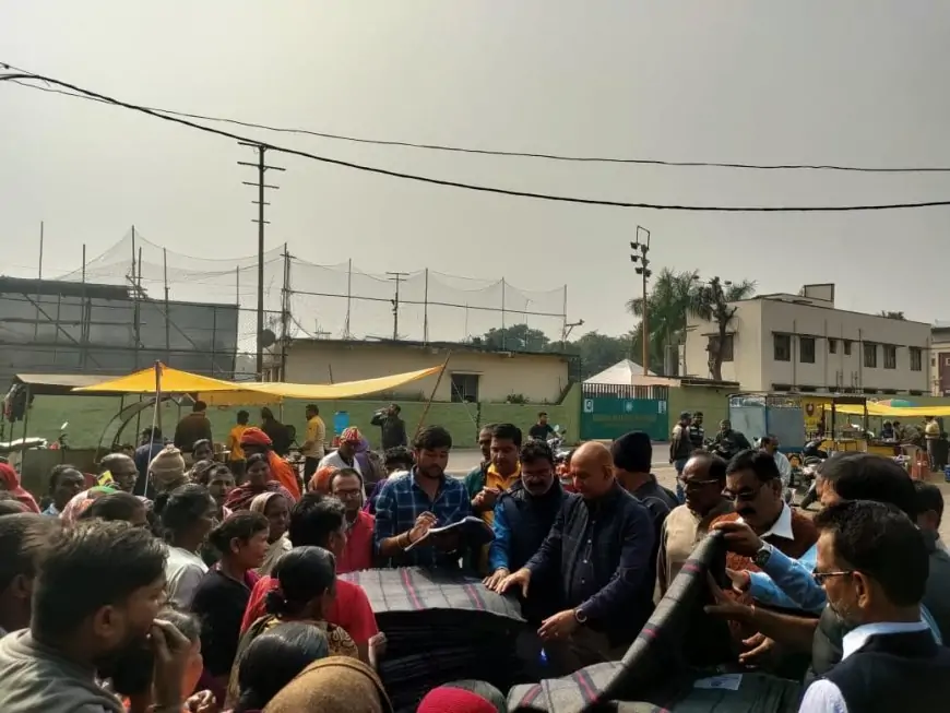 Jamshedpur Blanket Distribution:  विधायक सरयू राय के निर्देश पर रामनगर चौक पर 100 कंबल बांटे, ठंड में राहत!