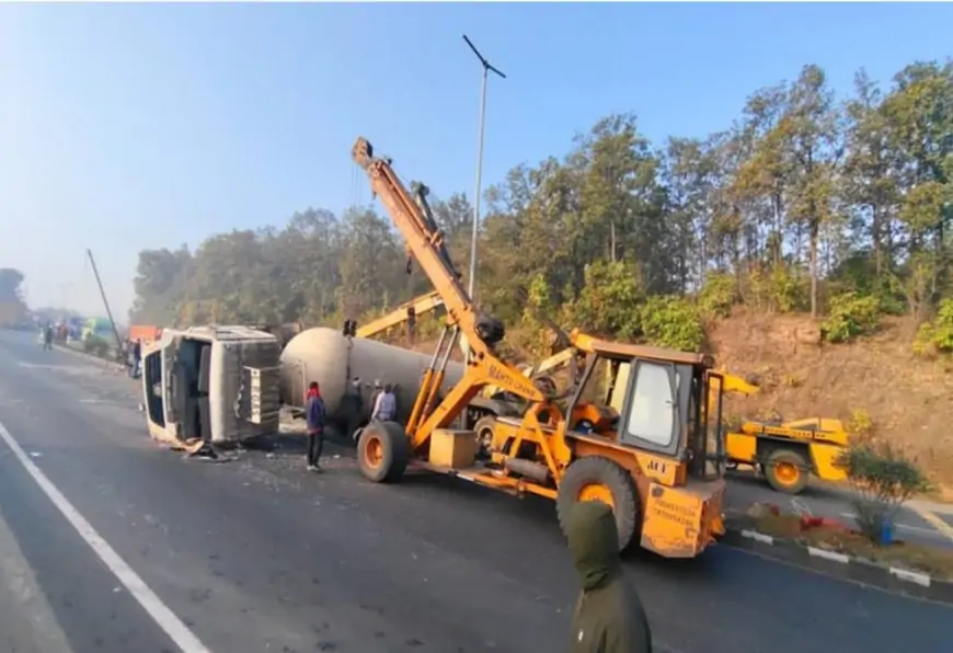 Gas Tanker Accident: गैस टैंकर पलटा, हादसे के बाद रामगढ़ में मचा हड़कंप