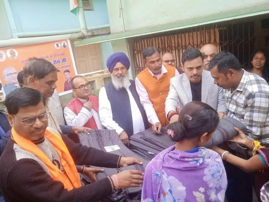 Jamshedpur Blanket Distribution: जदयू नेताओं ने उलीडीह नित्यानंद कॉलोनी में जरूरतमंदों को बांटे कंबल