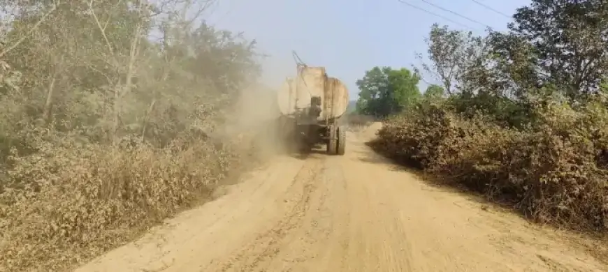 Dust Problem: नहर निर्माण के दौरान उड़ती धूल से परेशान ग्रामीण, सड़क पर पानी छिड़काव की है मांग