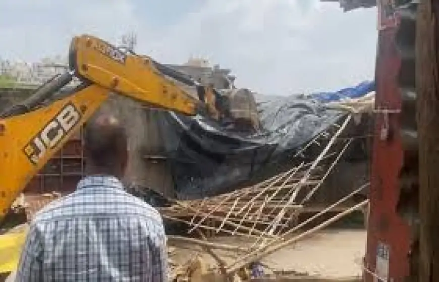 Chakradharpur Bulldozer Action : चक्रधरपुर में दुकानों पर चली बुलडोजर की गाज, जानें क्या है पूरा मामला!