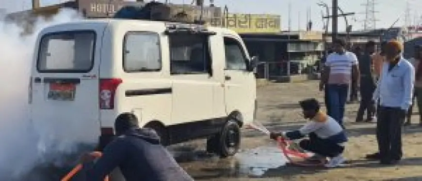 Bokaro Auto Fire Scare: चलते ऑटो से अचानक धुआं उठने से मची अफरा-तफरी, यात्रियों ने कूदकर बचाई जान!