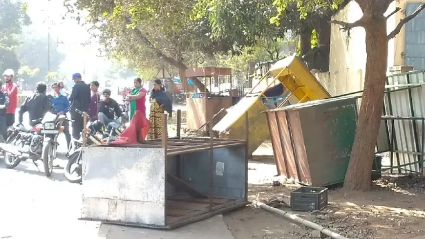 Jamshedpur Fast Food Shop Demolition :  टाटा स्टील के सुरक्षाकर्मियों ने फास्ट फूड दुकानों को पलटा, दुकानदारों का विरोध, देखिए वीडियो!