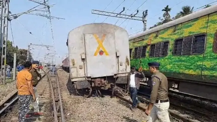 Train Accident Breaking: हावड़ा में तिरुपति एक्सप्रेस की पार्सल वैन से टक्कर, दो डिब्बे पटरी से उतरे, जानें पूरी घटना!