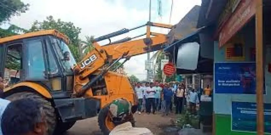 Gumla Bulldozer Action: गुमला में गरजा बुलडोजर, प्रशासन ने तोड़ डाली कई दुकानें; क्या थी वजह?