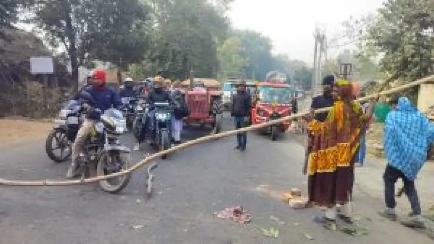 Maheshpur Road Block: सड़क जाम कर ग्रामीणों ने मृतक के परिवार को मुआवजे की मांग की, दो घंटे तक जाम जारी!