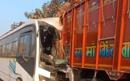 Hazaribagh Road Accident: प्रयागराज से बोकारो लौट रही बस ट्रक से टकराई, दो दर्जन यात्री घायल!