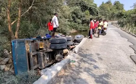 Galudih Accident: हाईवा पलटने से मची अफरा-तफरी, ओवरलोडिंग के कारण बढ़े खतरे!