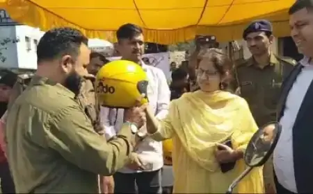 Traffic Awareness: जमशेदपुर में ट्रैफिक पुलिस का अनोखा अभियान! हेलमेट नहीं तो मिलेगा गिफ्ट, हेलमेट पहनो तो मिलेगा सम्मान