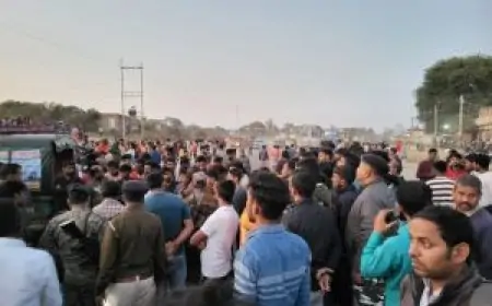 Dhanbad हादसा: सड़क किनारे खड़ी महिला को ट्रक ने मारी टक्कर, गुस्साए लोगों ने किया हंगामा!