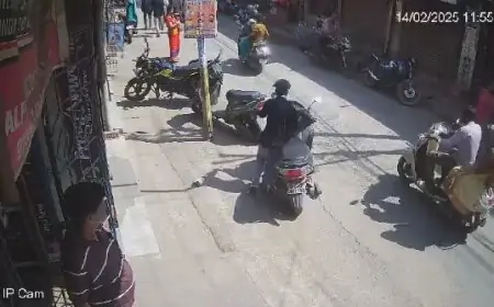 Jamshedpur Theft : दिनदहाड़े परसुडीह बाजार में रेलवे कर्मचारी की स्कूटी चोरी, सीसीटीवी में कैद चोर की हरकत!
