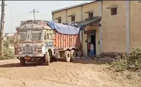 Saraikela Scam: सरकारी अनाज पर खेल, गोदाम में भरा अनाज फिर भी डीलर तक नहीं पहुँच रहा!