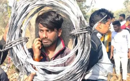 Dhanbad Theft: बिजली केबल चुराने गए 3 युवक पकड़े, ग्रामीणों ने पेड़ से बांधा!