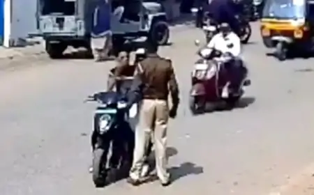 Jamshedpur Slap: हेलमेट नहीं पहना तो पुलिसकर्मी ने सरेआम जड़ दिए थप्पड़, वीडियो वायरल!