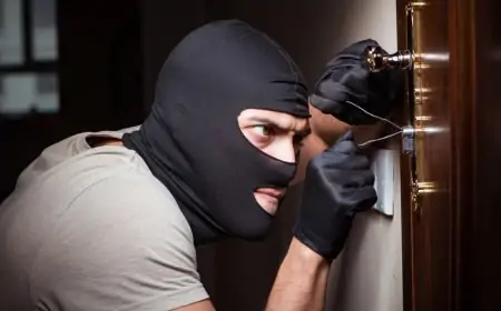 Ranchi Theft: बंद घर में धावा, हीरे-गहने-नगद लेकर चोर फरार, CCTV में कैद हुई वारदात!