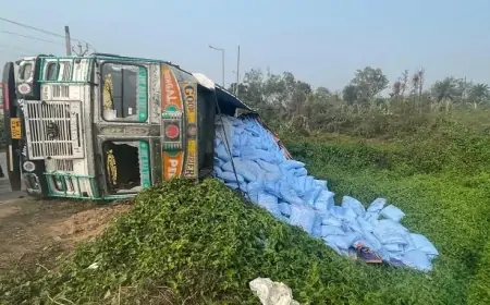 Jamshedpur Accident: साबुन पाउडर से लदा ट्रक पलटा, मंजर देख लोगों की सांसें अटकी!