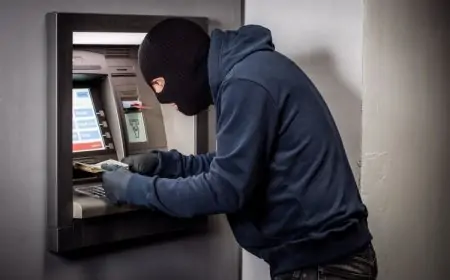 Dhanbad Fraud: एटीएम कार्ड बदलकर ठग ने उड़ाए 1.66 लाख, सीसीटीवी फुटेज में कैद हुई हरकत!