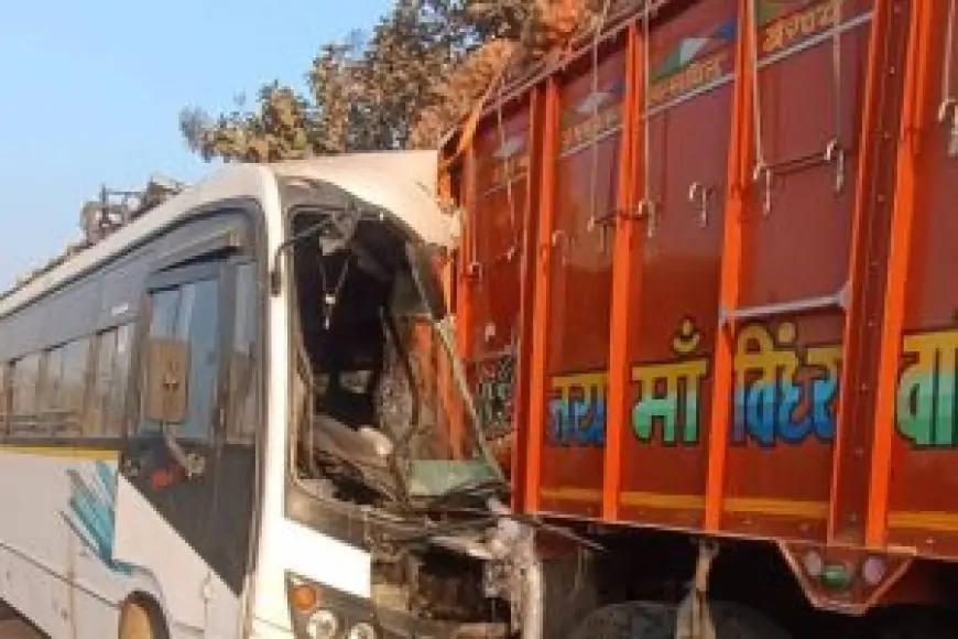 Hazaribagh Road Accident: प्रयागराज से बोकारो लौट रही बस ट्रक से टकराई, दो दर्जन यात्री घायल!