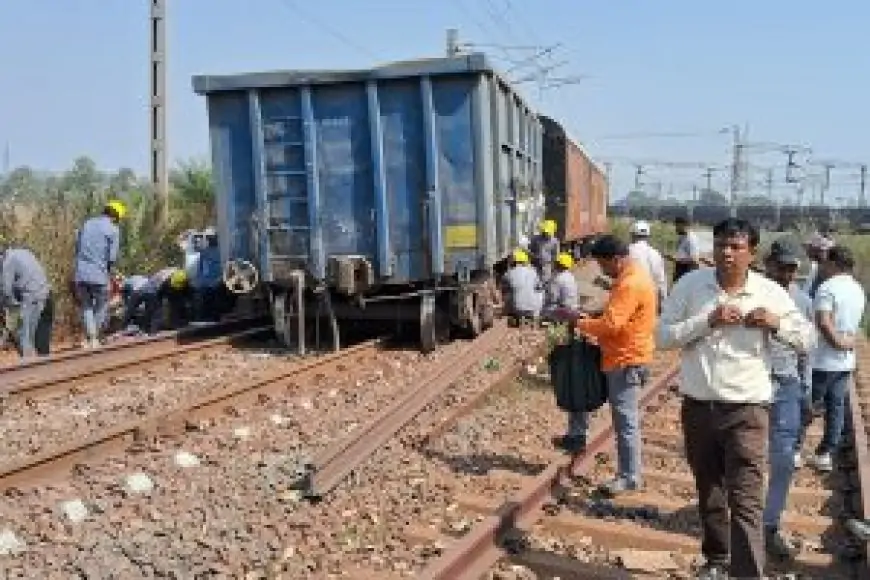 Jharkhand Train Accident: सरायकेला में फिर हुआ बड़ा रेल हादसा, मालगाड़ी डिरेल, आवागमन बाधित!