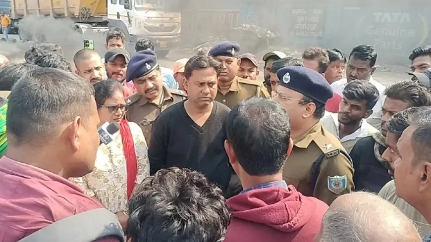 Jamshedpur Protest: सड़क हादसे में पिता-पुत्री की मौत, पुलिस की लापरवाही पर भड़के लोग