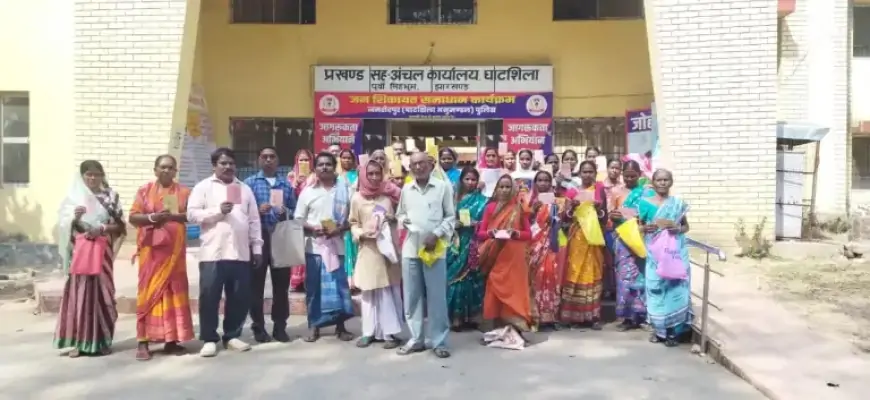 Ghatshila Ration Protest: घाटशिला में हंगामा, 50 राशन कार्डधारियों का प्रदर्शन, डीलर बदलने की मांग!