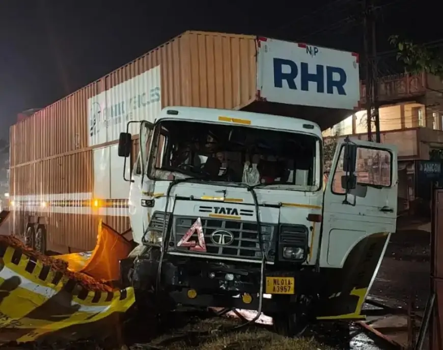 Jamshedpur Accident: हाईवे पर बेकाबू कंटेनर ने मचाई दहशत, बाल-बाल बचे राहगीर!