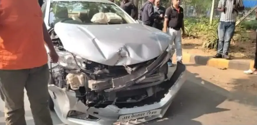 Jamshedpur Accident: सर्किट हाउस गोलचक्कर पर बोलेरो और कार में भयंकर टक्कर, सड़क पर पलटी गाड़ी!